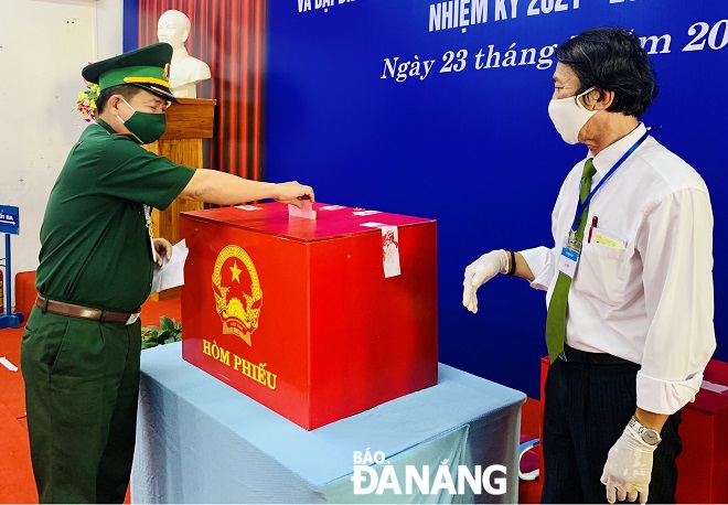 Voters of the Da Nang Border Guard cast their ballots in polling station No. 5, located in Thuan Phuoc Ward, Hai Chau District. Photo: SON TRUNG