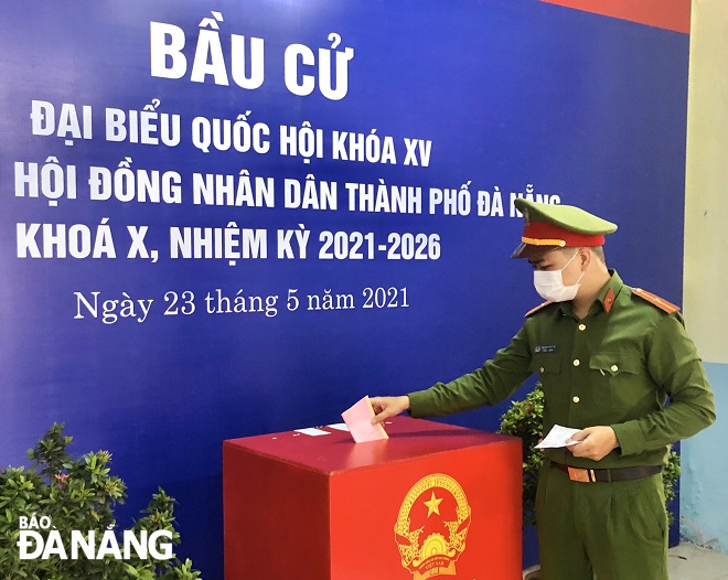   Voters of the Da Nang Police cast their ballots in polling station No. 4 located in Hoa Cuong Nam Ward, Hai Chau District. Photo: DUC LAM