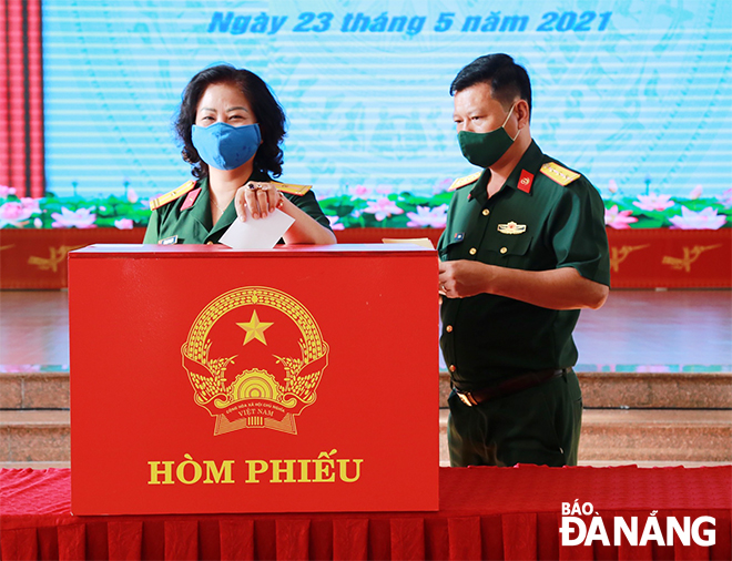Voters who are officers and men of Military Region 5 cast their ballots. Photo: NGUYEN VIET HUNG