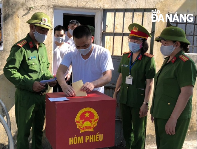 Voters in the Da Nang Detention Centre practise their citizenship to vote. Photo: DUC LAM