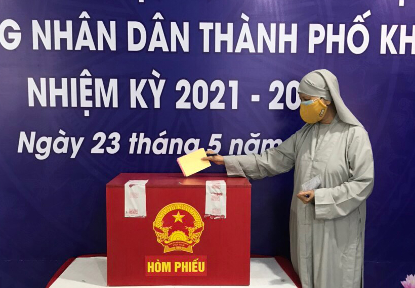 Cử tri là sư nữ chùa Bảo Quang đi bầu cử ở phường Hòa Thuận Đông, quận Hải Châu. ẢNH: ĐỨC LÂM