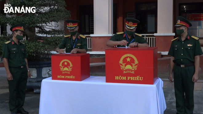 Bộ Chỉ huy Quân sự thành phố có 2 điểm bầu cử độc lập tại Bộ Chỉ huy 38 Trần Phú và Trung đoàn bộ binh 971 với hơn 700 cử tri là cán bộ, chiến sĩ tham gia bầu cử. Ảnh: HOÀNG NHUNG