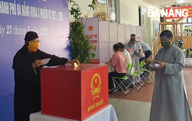Ni sư Thích Nữu Diệu Cảnh, trụ trì chùa sư nữ Bảo Quang đi bầu cử tại phường Hòa Thuận Đông. Ảnh: ĐỨC LÂM