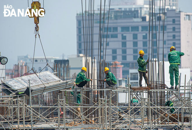 Picture is taken at the construction site of the Software Park No. 2 project in Thuan Phuoc Ward, Hai Chau District. Photo: KIM LIEN