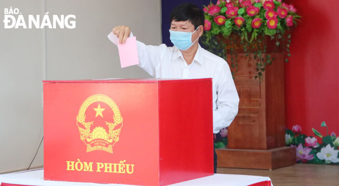 Cử tri phường Hòa Xuân, quận Cẩm Lệ bỏ phiếu bầu cử. 		             Ảnh: V. HOÀNG