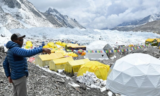 Trại căn cứ Everest ở Nepal, nơi một hướng dẫn viên ước tính ít nhất 100 người đã mắc COVID-19.  Ảnh: AFP/Getty Images 