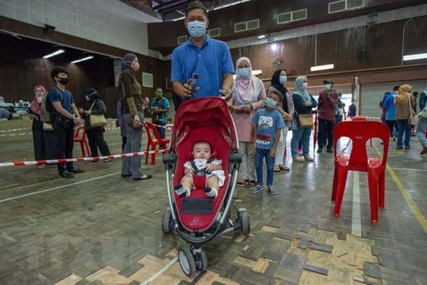 People wait for COVID-19 testing in Selangor state, Malaysia (Photo: Xinhua) 