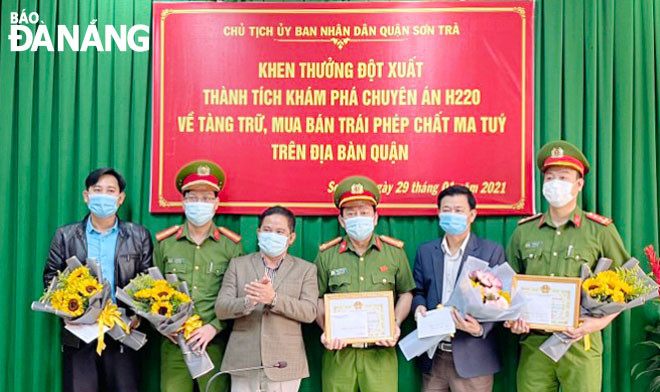 Lãnh đạo quận Sơn Trà khen thưởng Công an quận về thành tích phá thành công chuyên án ma túy lớn vào cuối tháng 1-2021. Ảnh: N.P	