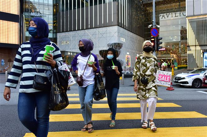 Người dân đeo khẩu trang phòng dịch Covid-19 tại Kuala Lumpur, Malaysia, ngày 22-5-2021. Ảnh: THX/ TTXVN