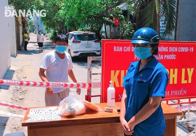 Members of the ‘Shipper in blue’ team buy food for sealed-off households at a checkpoint. Photo: H.H