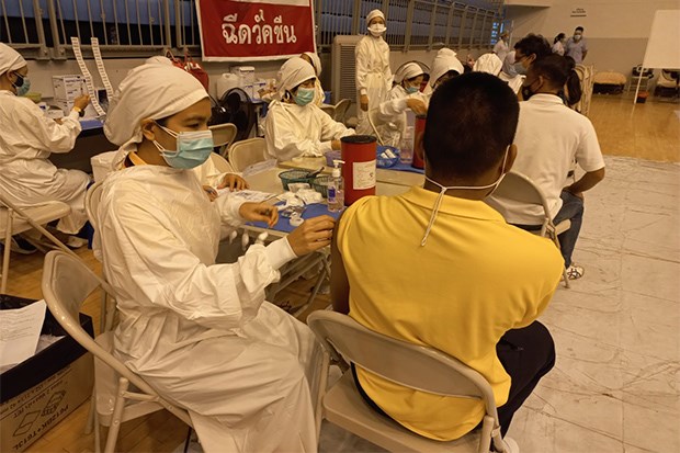 People receive their first COVID-19 jabs in Muang district of Phuket (Photo: www.bangkokpost.com)