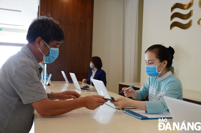 Tourists who still stay in Da Nang are strictly comply with the COVID-19 precautions. A guest make an electronic medical declaration at the À lacarte Hotel on April 28. Photo: NHAT HA