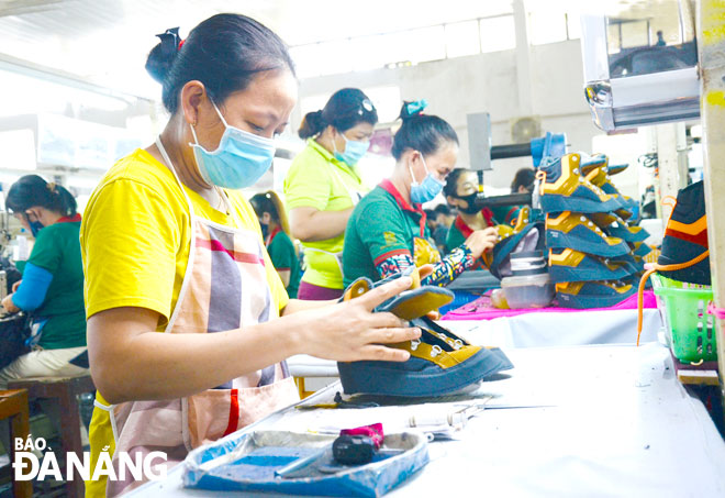 Enterprises wish to enjoy timely support policies to overcome financial difficulties triggered by the COVID-19 resurgence. Working ambiance is recoded at the Huu Nghi Production and Trading Joint Stock Company in the Da Nang Industrial Park, Son Tra District. Photo: M.QUE