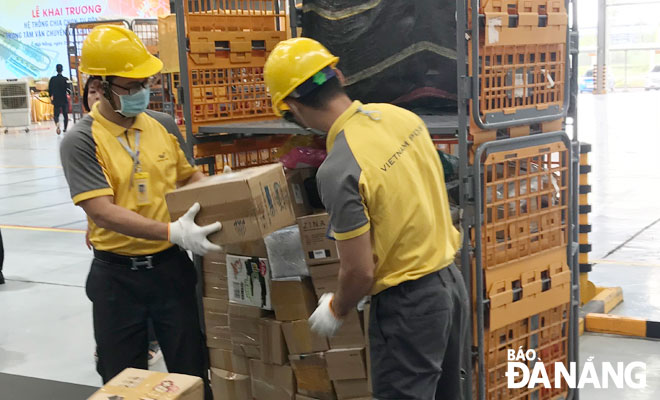 Many supportive policies are being implemented by credit institutions and banks in favour of businesses. Goods handling is captured at the Viet Nam Post's Central Shipping and Logistics Centre in Hoa Khanh Industrial Park. Photo: M.QUE