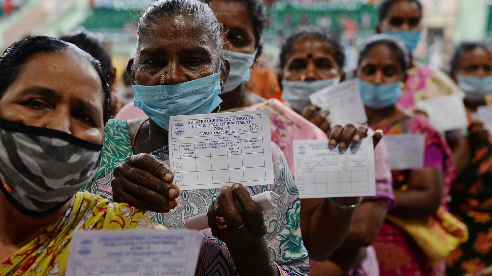 Người dân cầm thẻ tiêm vaccine phòng COVID tại Ấn Độ. Ảnh: Getty Images