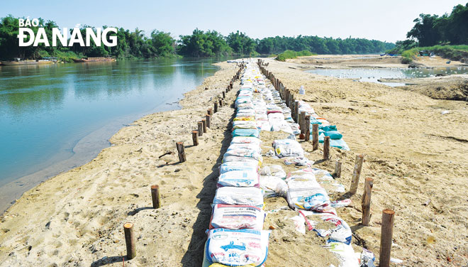 Đập tạm chặn cửa sông Quảng Huế đang có nguy cơ mất an toàn cao do nhiều nước thấm qua thân đập, gây nhiều lo ngại bảo đảm cấp nước  sinh hoạt cho thành phố. Ảnh: HOÀNG HIỆP