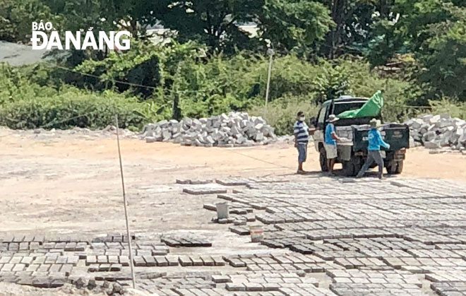 Cơ sở sản xuất gạch bê-tông không được che chắn cẩn thận gây ô nhiễm khu dân cư trên đường Thanh Lương 25, phường Hòa Xuân, quận Cẩm Lệ. Ảnh: N.V