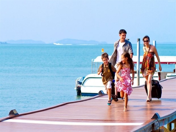 Small groups of tourists visit Phu Quoc island (Photo: kynghiviet.vn)