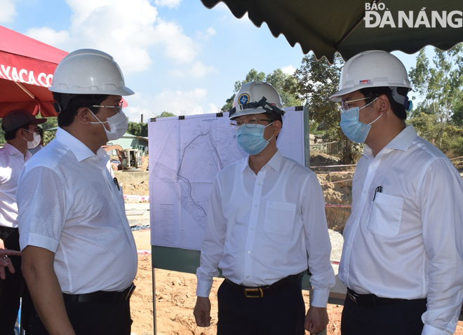 Bí thư Quận ủy Liên Chiểu Trần Phước Sơn (bìa trái) trao đổi với Bí thư Thành ủy Nguyễn Văn Quảng và lãnh đạo thành phố về triển khai các công trình trọng điểm trên địa bàn quận Liên Chiểu. Ảnh: HOÀNG HIỆP