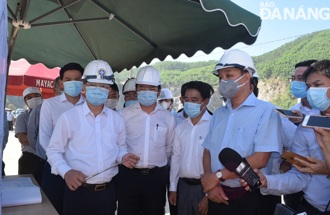 Bí thư Thành ủy Nguyễn Văn Quảng và lãnh đạo thành phố kiểm tra, chỉ đạo hoàn thiện công trình hộc rác số 6. Ảnh: HOÀNG HIỆP