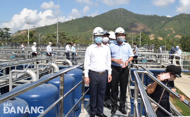 Bí thư Thành ủy Nguyễn Văn Quảng và lãnh đạo thành phố kiểm tra công trình Trạm xử lý nước rỉ rác Khánh Sơn giai đoạn 2. Ảnh: HOÀNG HIỆP