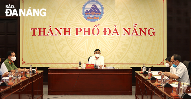 Da Nang People’s Committee Chairman Le Trung Chinh chaired the regular meeting on on Wednesday morning . Photo: NGOC PHU