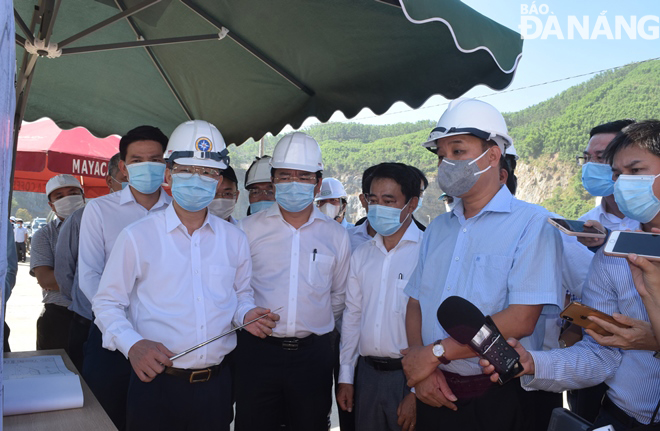 Da Nang Party Committee Secretary Nguyen Van Quang inspects the construction of waste disposal site No. 6 based at the Khanh Son landfill, May 26, 2021. Photo: HOANG HIEP / DNO