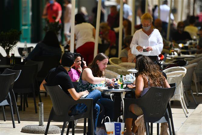 Thực khách dùng bữa tại một quán ăn tự phục vụ ở Valletta, Malta ngày 10-5-2021. Ảnh: THX/TTXVN