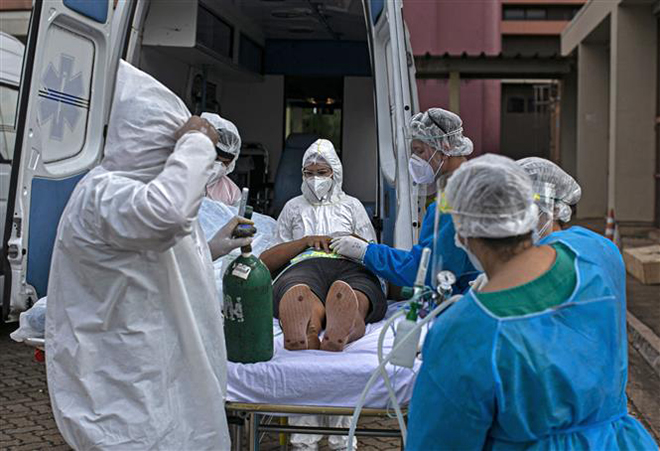 Chuyển bệnh nhân Covid-19 vào một bệnh viện ở bang Para, Brazil ngày 7-2-2021. Ảnh: AFP/TTXVN