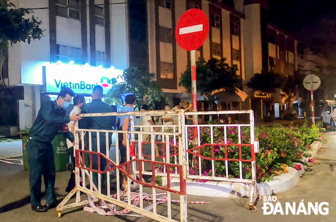 Functional forces remove barriers at the intersection Dong Da and February 3 streets on May 27, 2021. Photo: XUAN SON