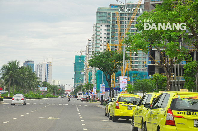 Passenger transport operated by taxies and contract vehicles with under nine seats across Da Nang will resume their operation at 6:00am tomorrow. Photo: THANH LAN