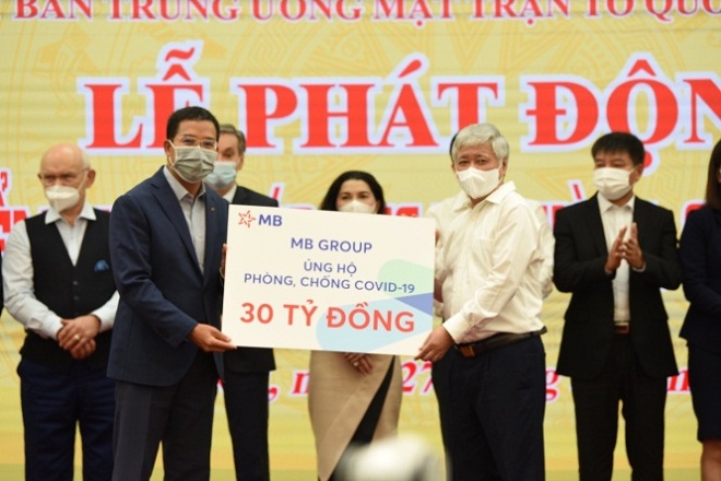 Ông Lưu Trung Thái – Phó Chủ tịch HĐQT, Tổng Giám đốc MB đại diện MB Group trao tặng số tiền 30 tỷ đồng cho Ủy ban MTTQ Việt Nam.