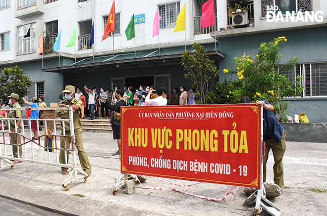  Functional forces remove barriers at the entrances to the 12T3 apartment building on May 27, 2021. Photo: XUAN DUNG