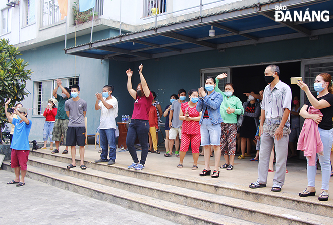  Residents in the 12T3 apartment building are greatly cheered by the lifting of lockdown. Photo: XUAN DUNG