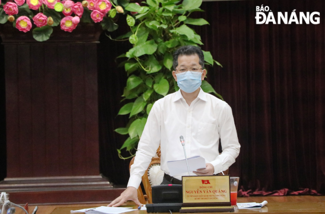 Da Nang Party Committee Secretary Nguyen Van Quang delivers his address at the meeting on Thursday morning