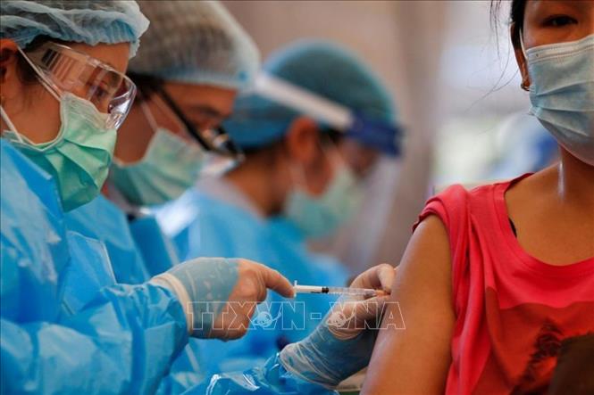 Người dân được tiêm vaccine ngừa COVID-19 tại Thái Lan. Ảnh: REUTERS/TTXVN