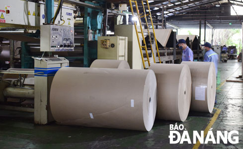 Supporting industries, along with high-tech and information technology (IT), will become the pillars of the city's industry. In this image are workers at the A Chau Architecture and Trading Co., Ltd in the Hoa Khanh Industrial Park, Lien Chieu District, Da Nang. Photo: KHANH HOA