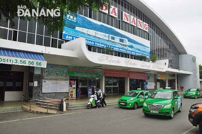 Mai Linh Taxi, one of the passenger transport businesses, has made written commitments to strictly complying with compulsory COVID-19 prevention and control regulations. Photo: THANH LAN