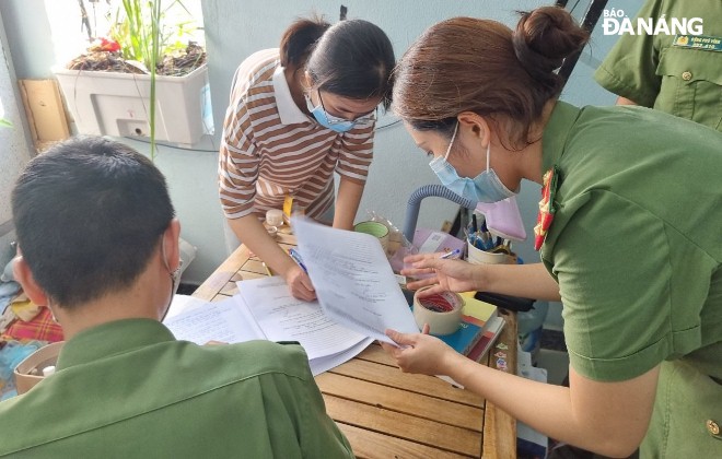 Da Nang Police searched the home of offender Phan Thi Thao Ly (middle) and arrested her for assisting illegal entry into Viet Nam. Photo: L.H