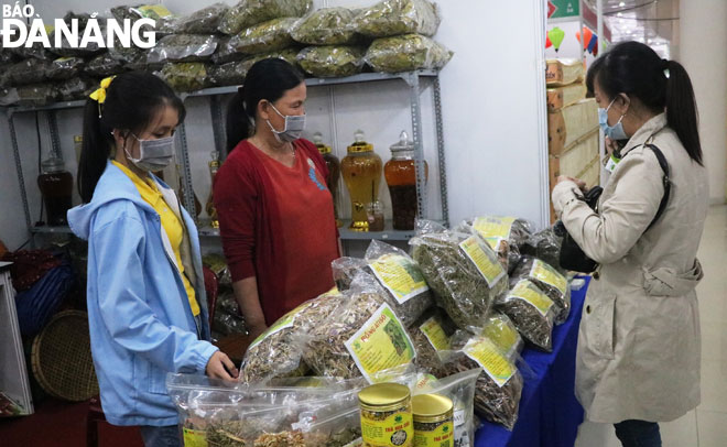 Cơ sở kinh doanh dược liệu Hải Trang (ở huyện Hòa Vang) giới thiệu sản phẩm đến người dùng tại Hội chợ hàng Việt - Đà Nẵng được tổ chức vào tháng 12-2020. Ảnh: VĂN HOÀNG