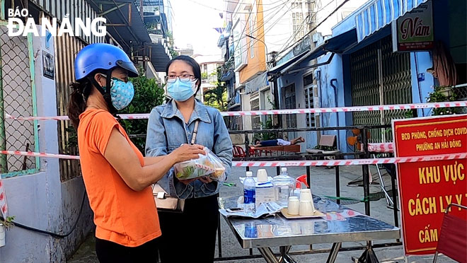 Hội Liên hiệp Phụ nữ phường An Hải Đông, quận Sơn Trà tiếp tế thức ăn cho lực lượng làm nhiệm vụ tại các điểm cách ly. Ảnh: XUÂN SƠN
