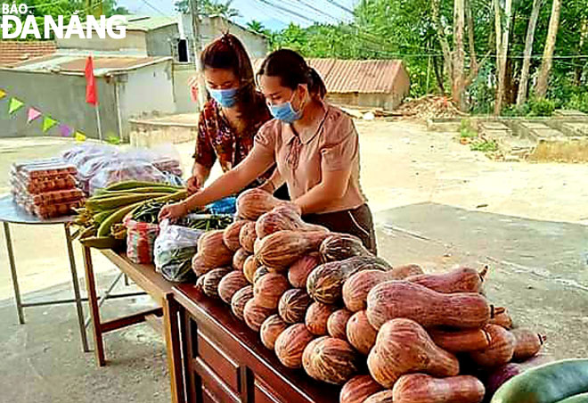 Hội Liên hiệp Phụ nữ phường Hòa Thọ Tây (quận Cẩm Lệ) tổ chức phiên chợ 0 đồng nhằm hỗ trợ 80 hộ gia đình đang thực hiện cách ly y tế để phòng, chống Covid-19.  Ảnh: THANH VÂN