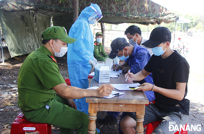 Functional forces on duty at the checkpoint are in charge of guiding the travellers how to make medical declarations. 