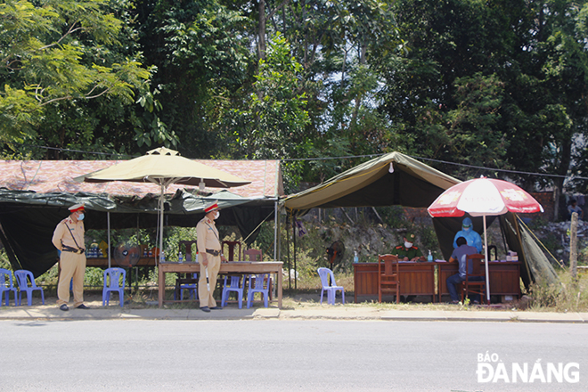 Functional forces are one duty at a checkpoint on Functional forces staff at a checkpoint on the extended Nguyen Tat Thanh (an approach road to the Hai Van Tunnel in Lien Chieu District). Photo: XUAN DUNG