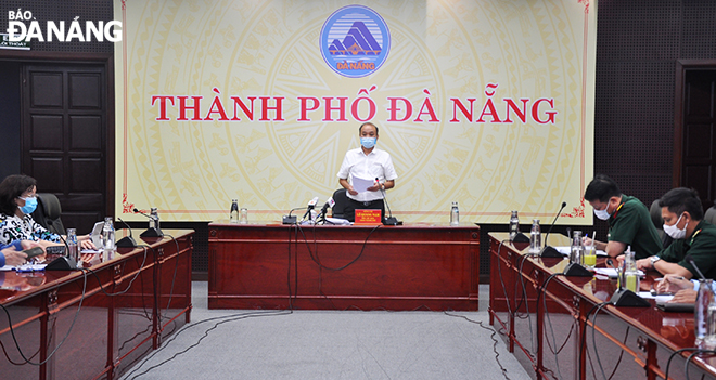 Municipal Peoples Committee Vice Chairman Le Quang Nam delivers his address at the meeting. Photo: LE HUNG