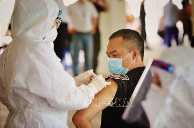 Tiêm vaccine phòng COVID-19 cho công nhân trong khu công nghiệp. Ảnh: TTXVN