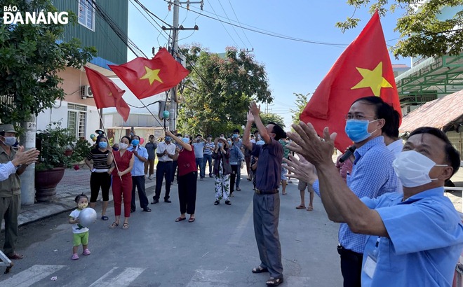 A happy moment is sparked amongst people in the residential setting No. 127 when the blockade was lifted on their place of residence. Photo: LE HUNG