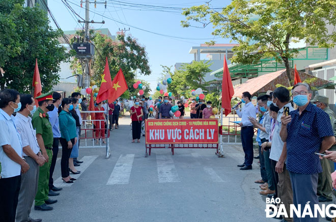 Leaders of Lien Chieu District announce their decision to lift the blockade on the residential setting no. 127 in Hoa Minh Ward on the morning of May 29. Photo: TRONG HUNG