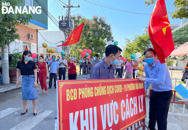 The functional forces remove the protective barriers around the residential setting no. 127 that were earlier erected on May 8. Photo: TRONG HUNG