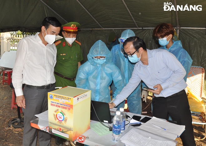 Da Nang Chairman People's Committee Chairman Le Trung Chinh (first, left) inspects the installation and operation of automatic QR Code scanners at a checkpoint on the extended Nguyen Tat Thanh route. Photo: LE HUNG